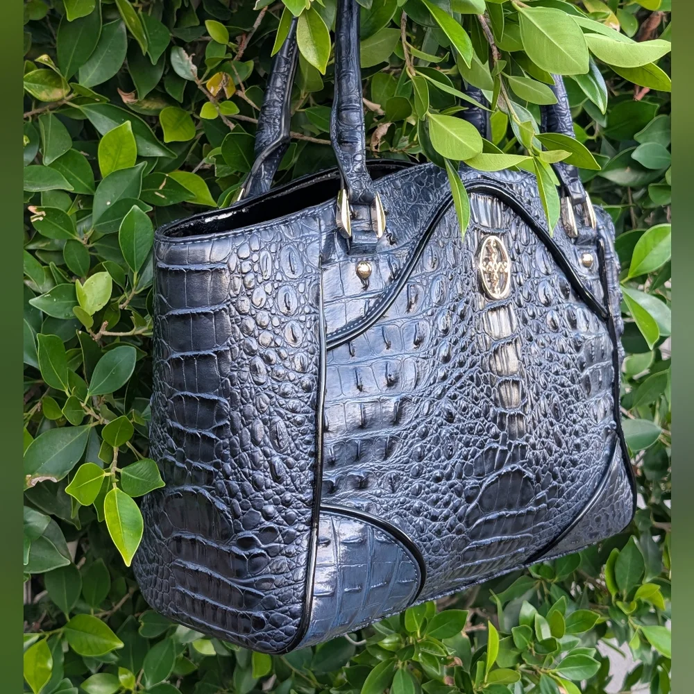 Chic Black Crocodile-Embossed Tote Bag - Picture 16 of 16